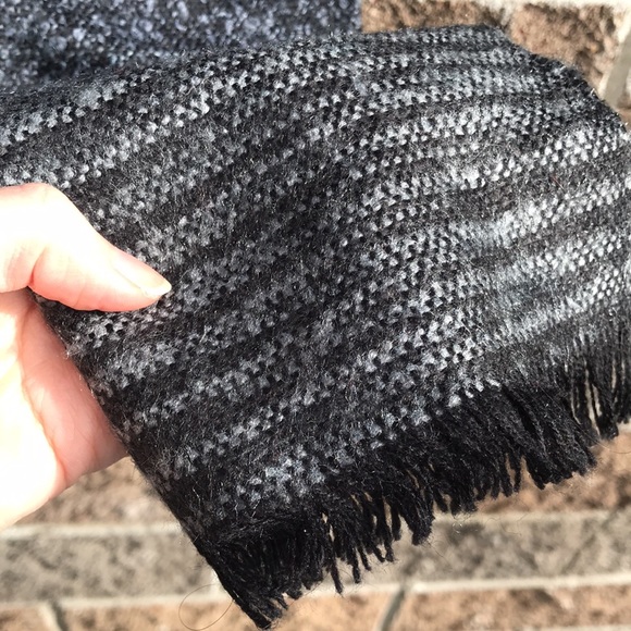 NWOT Tex by Max Azria wool-like grey scarf - Picture 7 of 13